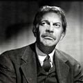 Fotoğraf Raymond Massey