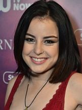 Katie Sarife'un fotoğrafi