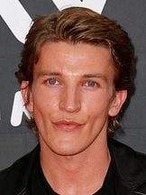 Ewan Mitchell'un fotoğrafi