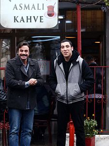 Aile İşi Sezon 1 posteri