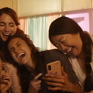 Fotoğraf Dört Kadın Bir Yalan