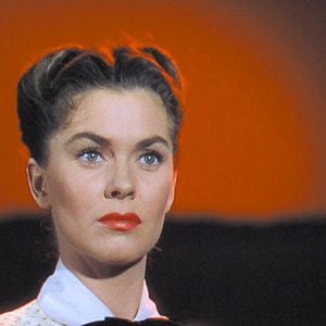 Fotoğraf Sarı Kurdeleli Kız