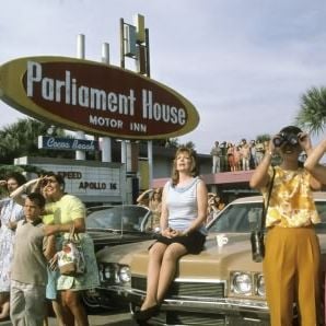 Fotoğraf From the Earth to the Moon