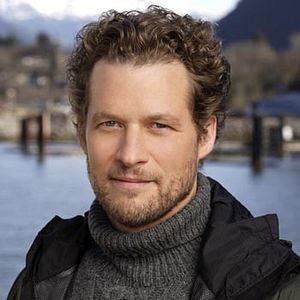 Fotoğraf Men in Trees