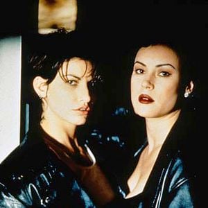 Fotoğraf Tuhaf İlişkiler