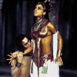 Fotoğraf Lanetliler Kraliçesi