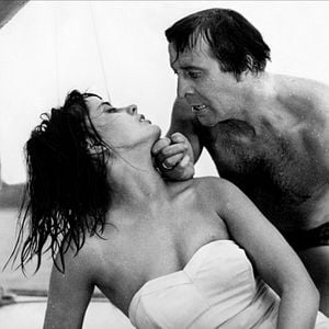 Fotoğraf Noz w wodzie