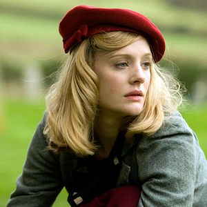 Fotoğraf Romola Garai