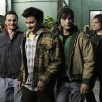 Fotoğraf Quatre garçons dans la nuit