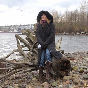 Fotoğraf Men in Trees