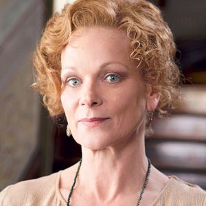 Fotoğraf Samantha Bond