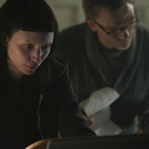 Fotoğraf Ejderha Dövmeli Kız