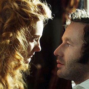 Fotoğraf The Crimson Petal and The White