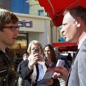 Fotoğraf Mains Brunes sur la ville