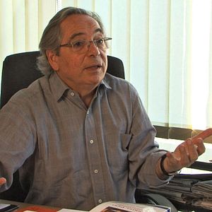 Fotoğraf Mains Brunes sur la ville