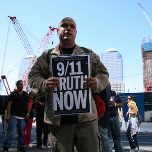 Fotoğraf Mark Lombardi - Kunst und Konspiration