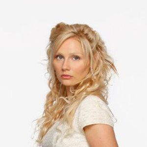 Fotoğraf Clare Bowen