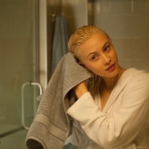 Fotoğraf Sarah Gadon