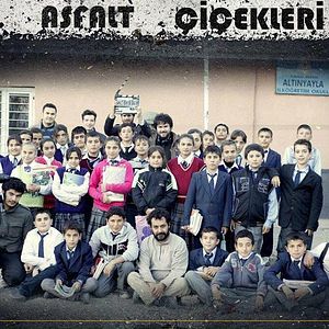Fotoğraf Asfalt Çiçekleri