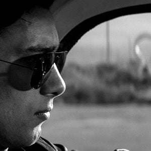 Fotoğraf Gece Yarısı Sokakta Tek Başına Bir Kız