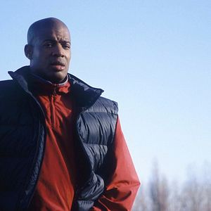 Fotoğraf Un bébé noir dans un couffin blanc