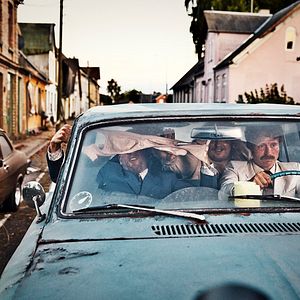 Fotoğraf Men and Chicken