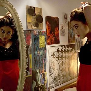 Fotoğraf Karda Bir Beyaz Kuş