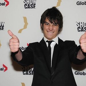 Fotoğraf Devon Bostick