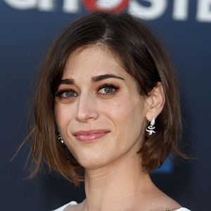 Fotoğraf Lizzy Caplan