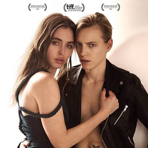 Fotoğraf Below Her Mouth