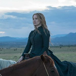 Fotoğraf Woman Walks Ahead