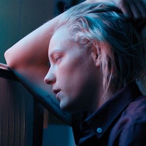 Fotoğraf Below Her Mouth