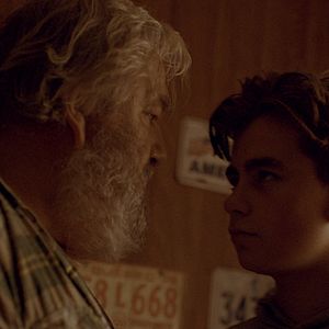 Fotoğraf Vind Die Domme Trut En Gooi Haar In De Rivier