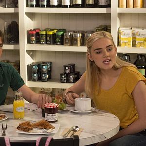 Fotoğraf Meg Donnelly