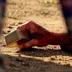 Fotoğraf Bırakın Bronzlaşsın Cesetler