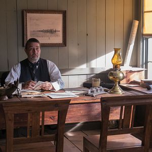 Fotoğraf Woman Walks Ahead
