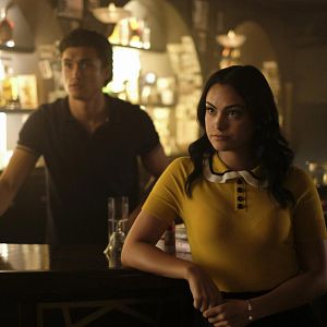 Fotoğraf Charles Melton