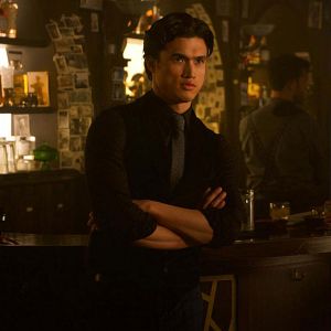 Fotoğraf Charles Melton