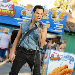 Fotoğraf Skylar Astin