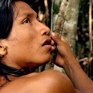 Fotoğraf Chuva é Cantoria na Aldeia dos Mortos