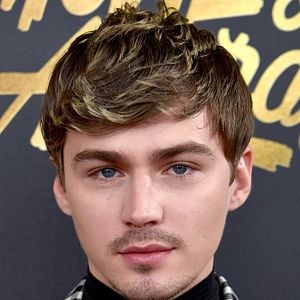 Fotoğraf Miles Heizer