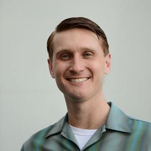 Fotoğraf Aaron Staton