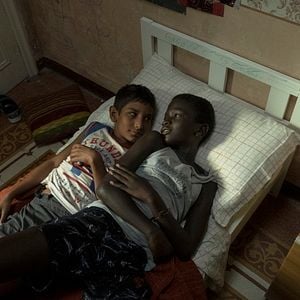 Fotoğraf Onca Yoksulluk Varken