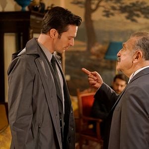 Fotoğraf Camdaki Kız