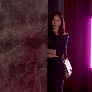 Fotoğraf Camdaki Kız