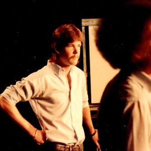 Fotoğraf Bob Ross: Küçük Mutlu Ağaçların Arasında Gizlenen İhanet ve Hırs