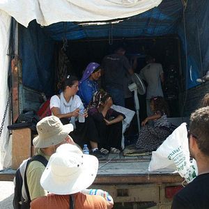 Fotoğraf Toprağa Uzanan Eller