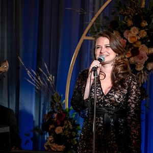 Fotoğraf Katie Lowes