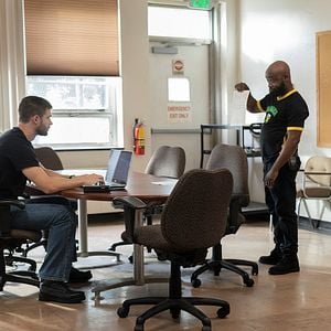 Fotoğraf We Own This City