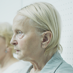 Fotoğraf Kobieta na dachu